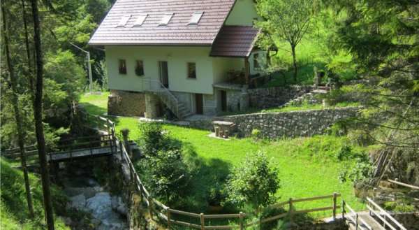 House Dolenja Trebuša